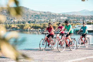 Cyclistes voyageant sur l'Eurovélo, au lac de garde