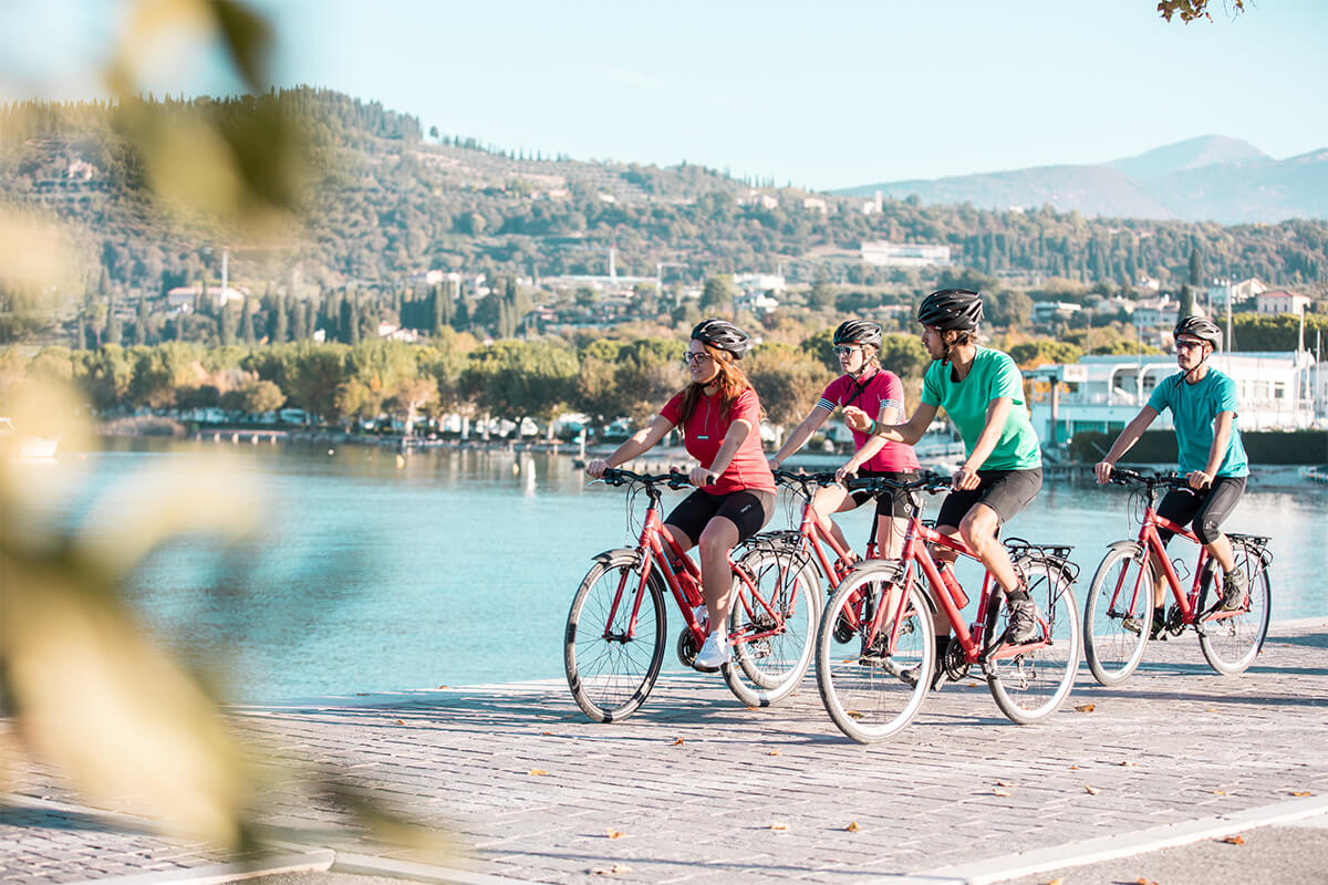 Cyclistes voyageant sur l'Eurovélo, au lac de garde