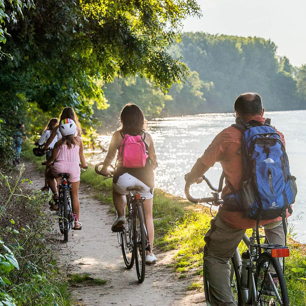 Trois cyclistes voyageant sur la Loire à vélo