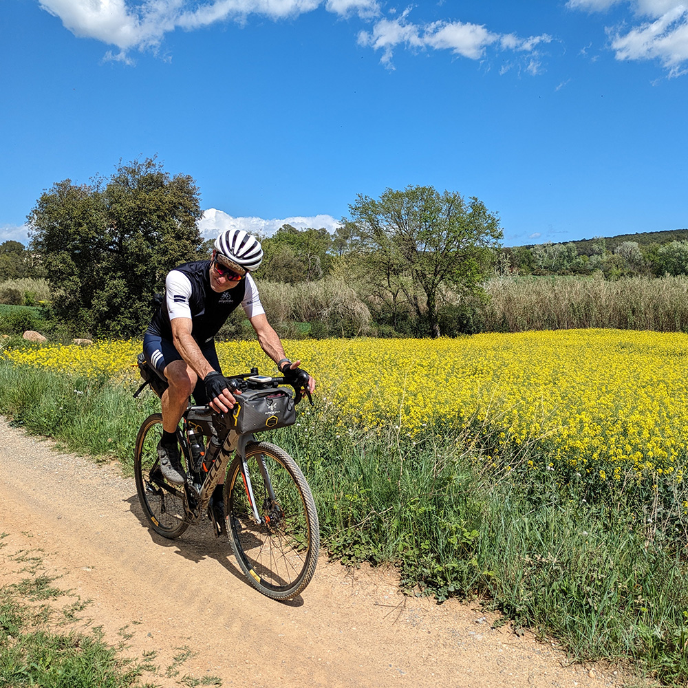 Cycliste sur les chemins de gravel