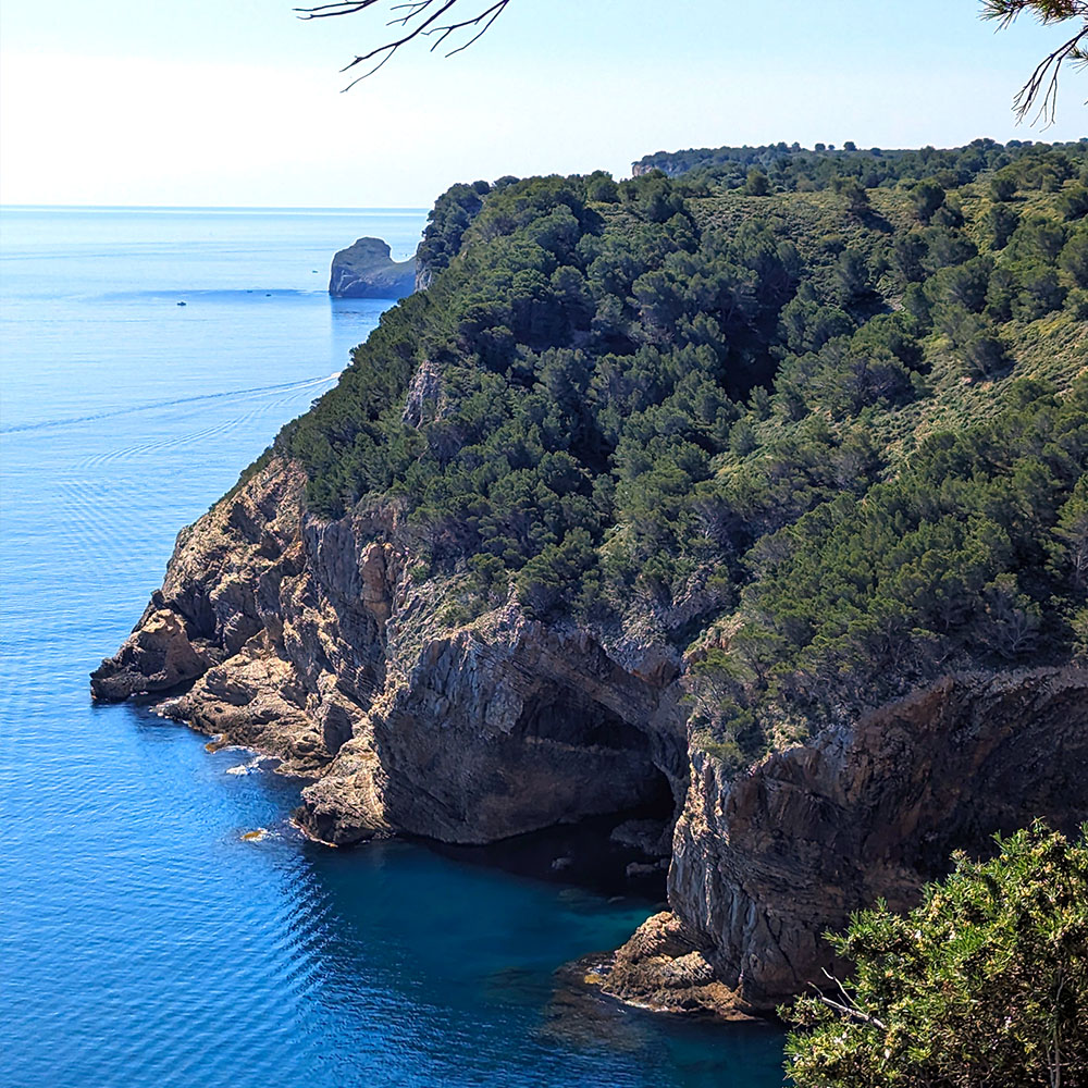 Falaises se jetant dans la mer turquoise d'espagne