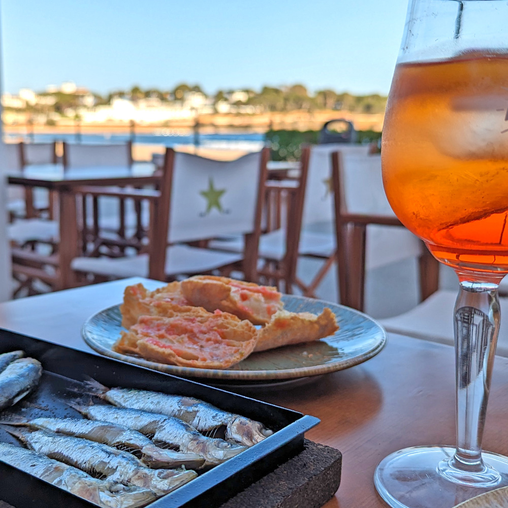 Tapas espagnoles et cocktail avec vue sur la mer