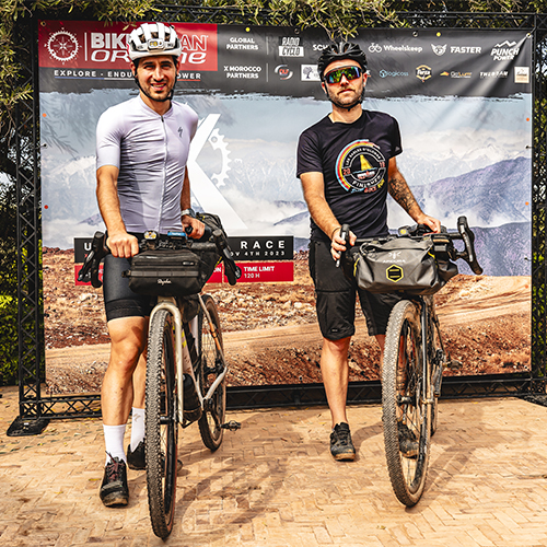 Fabien et Nicolas à côté de leur vélo au début de la course