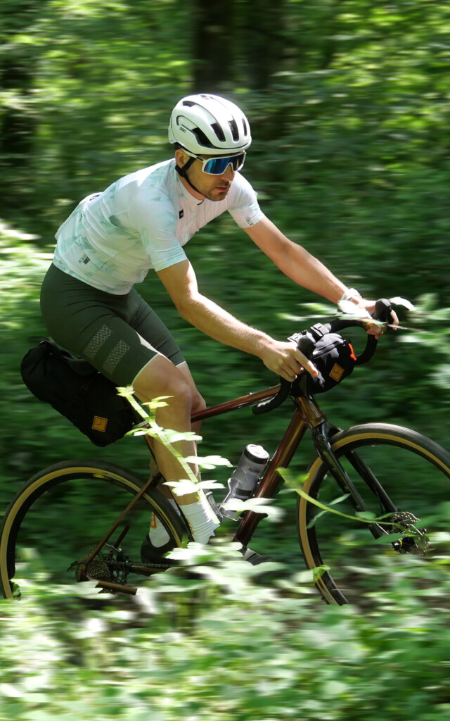 Cycliste gravel en pleine forêt