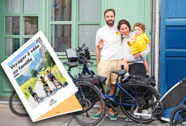 Un jeune couple au départ de leurs vacances à vélo avec leur enfant