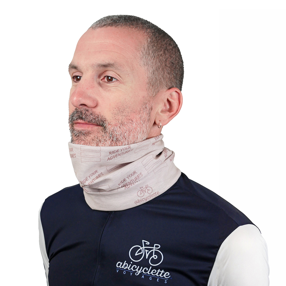 Un homme porte le tour de cou jusqu'au menton