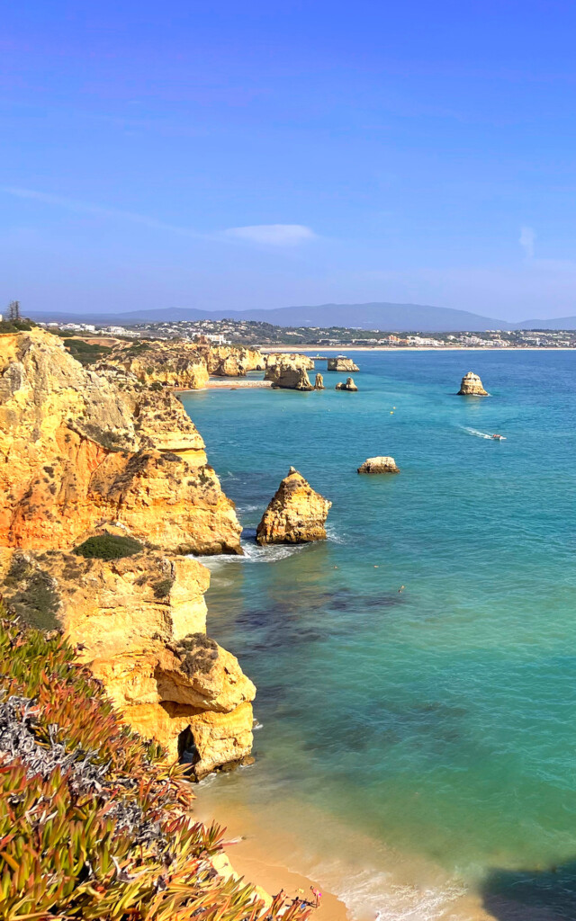 Les falaise jaune de l'Algarve longeant la mer turquoise