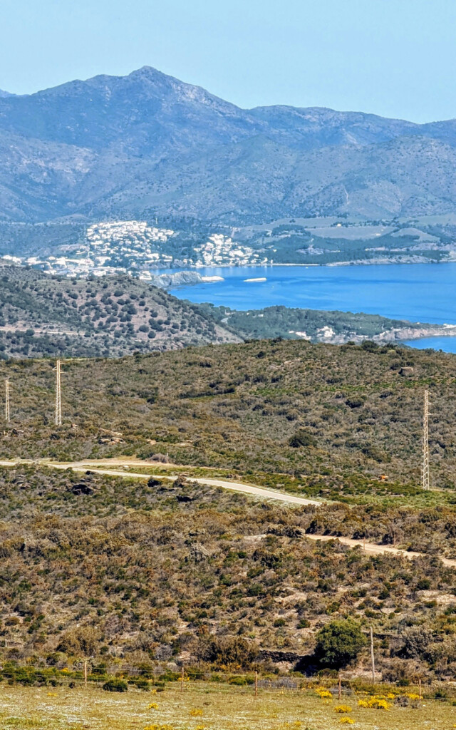 Paysage vallonné donnant sur la côté méditérannéenne