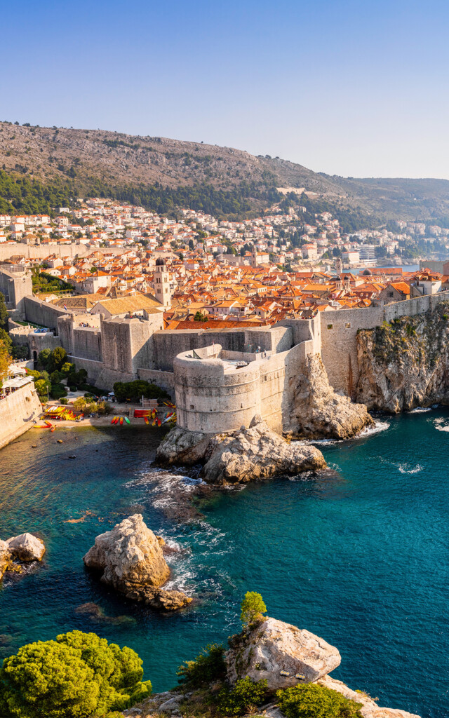 Ville médiévale aux toits rouges de Croatie entourée de mer turquoise