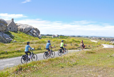 Un groupe de cycliste roule sur les chemins verdoyant de Menez Ham en Bretagne