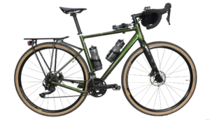 Vélo gravel vert et ses accesoires