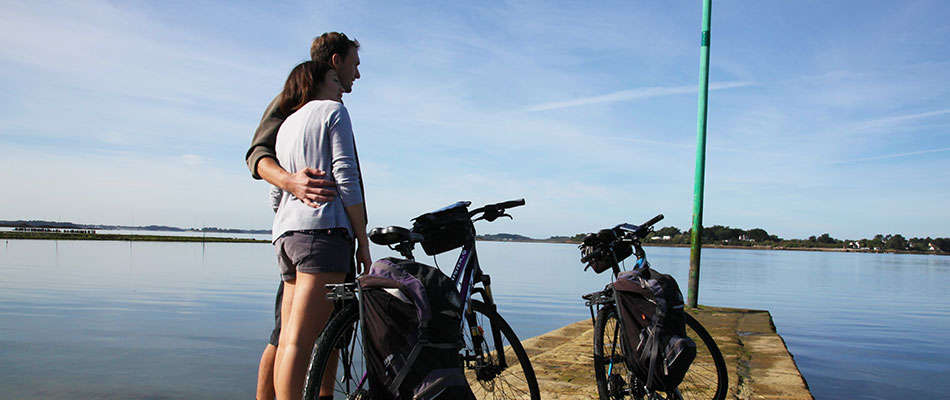 couple bike hug sea morbihan