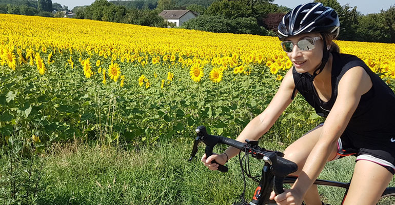 Aurélie au milieu des champs de tournesol