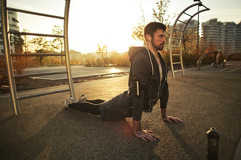 Homme sportif faisant du yoga