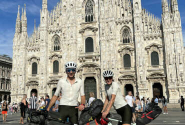 duomo milano couple by bike