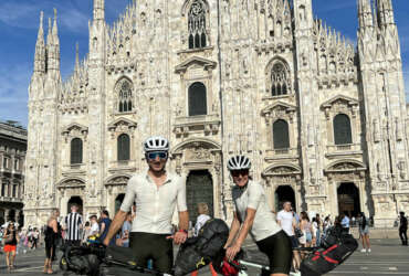 duomo milano couple by bike