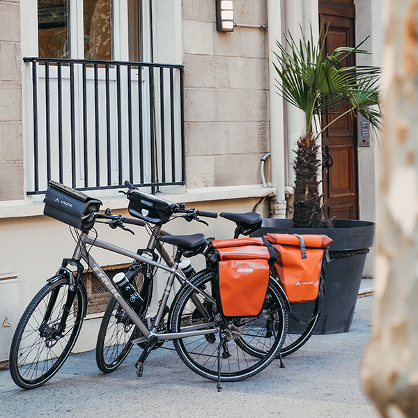 Two Abicyclette Voyages bikes in front of a hotel