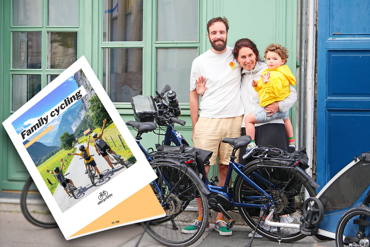 Photo d'une famille devant leurs vélo avec le guide Abicyclette Voyages