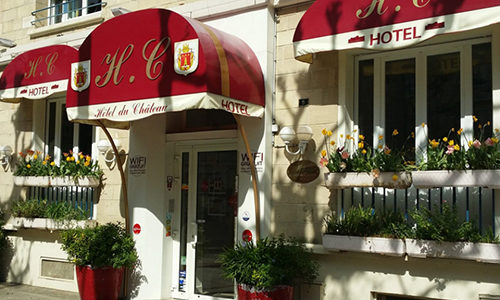 Façade de l’hôtel du château côté rue