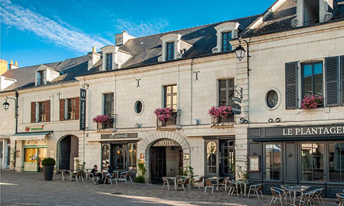 façade de l'hôtel de la croix blanche à fontevraud l'abbaye