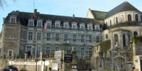 Façade coté accueil du grand hotel abbaye vue de la rue