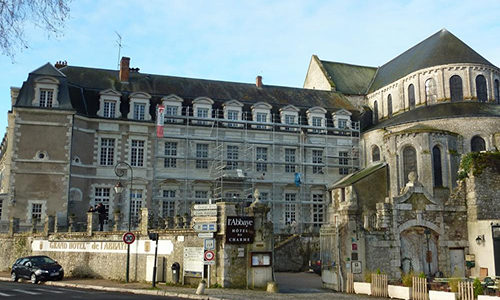 Façade coté accueil du grand hotel abbaye vue de la rue