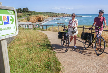 Couple à vélo en Véndée à proximité de la Tranche-sur-Mer