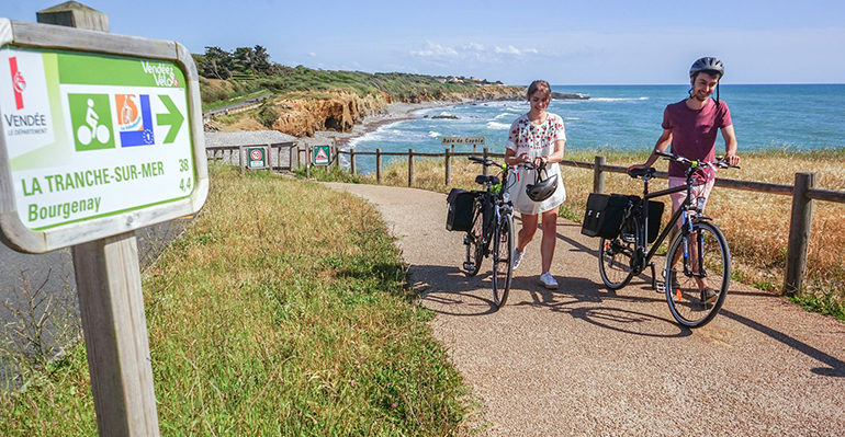 Couple à vélo en Véndée à proximité de la Tranche-sur-Mer