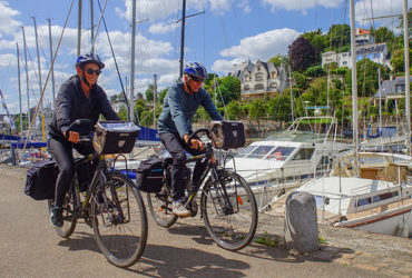 Couple à vélo sur le port