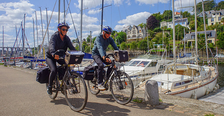 Couple à vélo sur le port