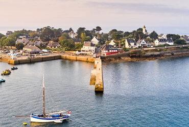 Vue aérienne de la ville d'Arzon et son port