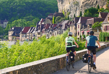 Deux cyclistes sur la route des maisons troglodytes de la Roque Gageac