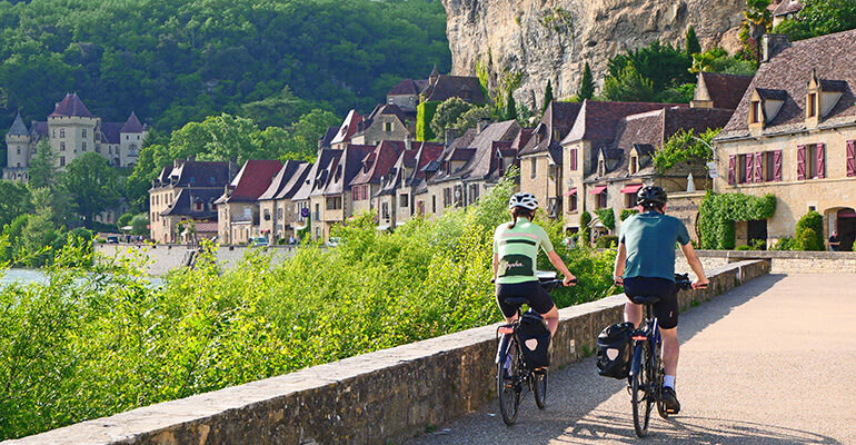 Deux cyclistes sur la route des maisons troglodytes de la Roque Gageac