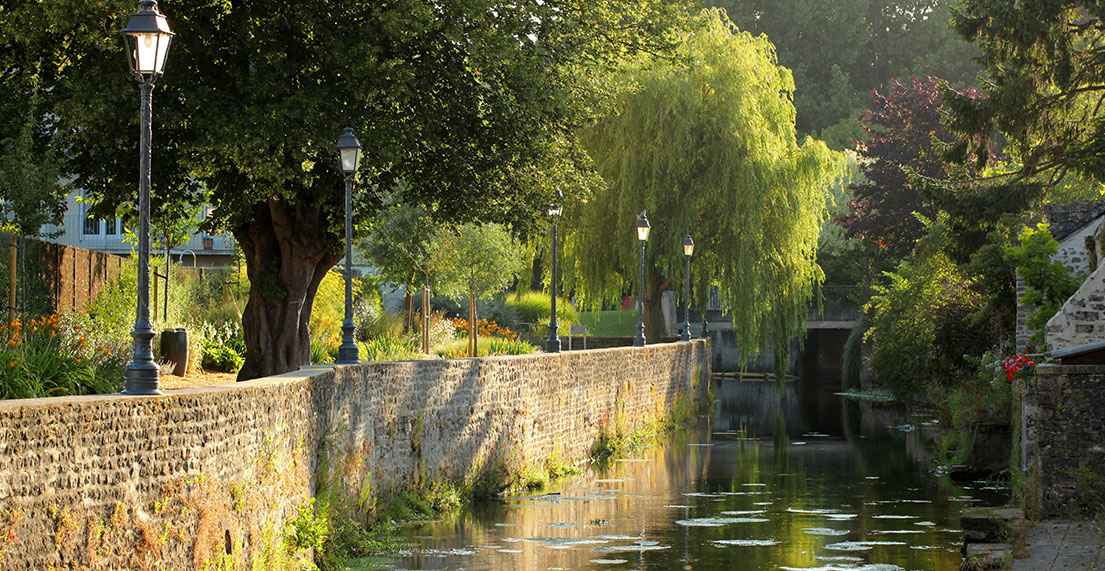 Les routes bucolique entourées de verdure de Bayeux