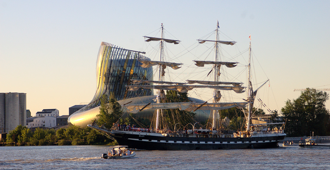 Un grand bateau à 3 mats traverse Bordeaux sur son canal