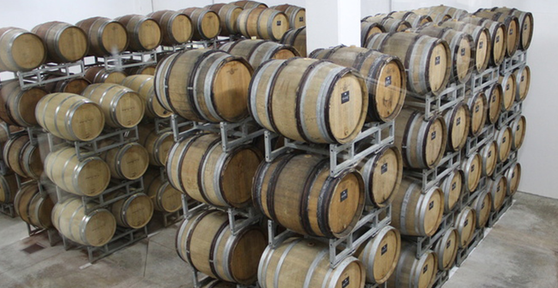 Des tonneaux empilés dans une cave