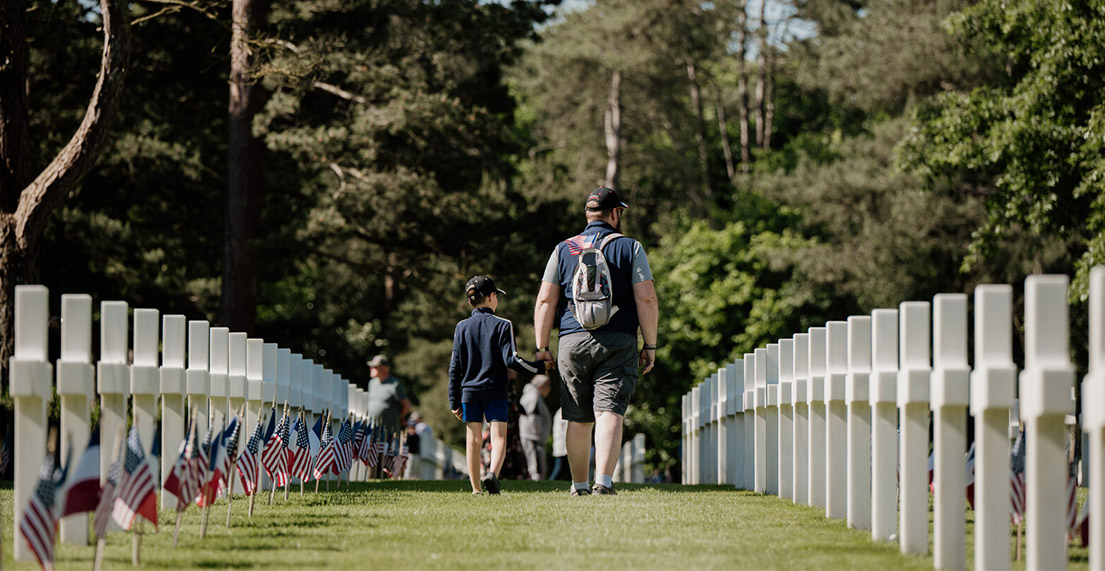 Une famille se promène dans le cimetière américain