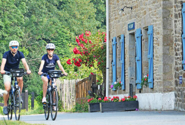 Un couple de cycliste roule sur le chemin de halage