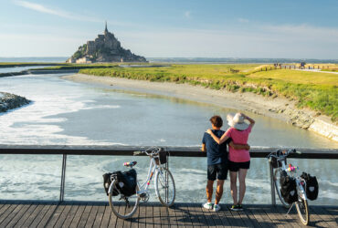 Un couple de cycliste admire le Mont Saint-Michel