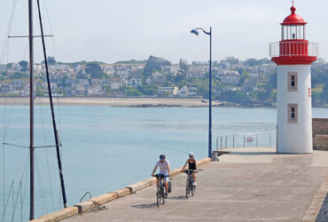 Un couple de cyclistes sur un port