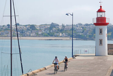 Couple de cyclistes sur le port d'Erquy