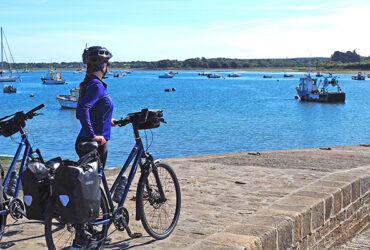 Une cycliste attend le bateau avec son vélo