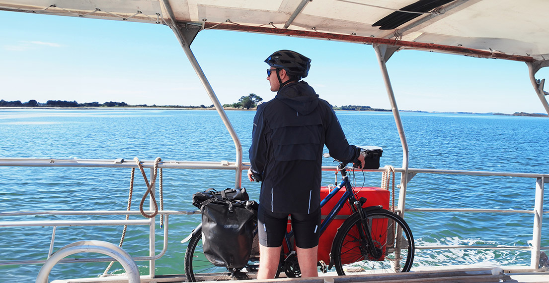 Un cycliste effectue une traversée en bateau avec son vélo