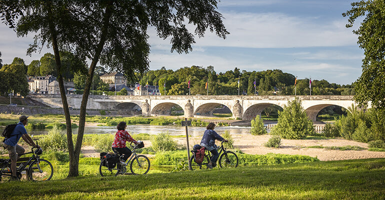 Un couple de cycliste roule le long de la Loire et arrive à Tours