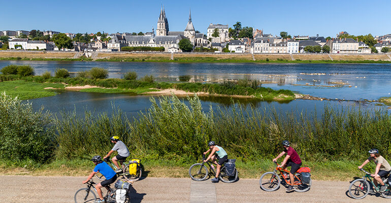 Un groupe de cyclistes roule le long de la Loire à vélo