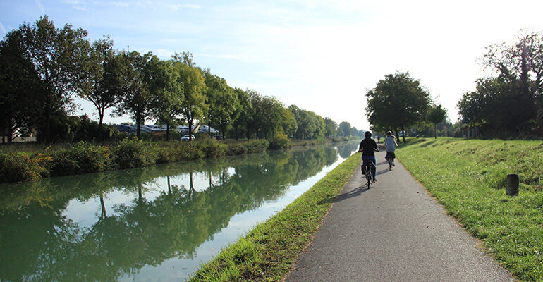 Deux cyclistes le long d'un canal