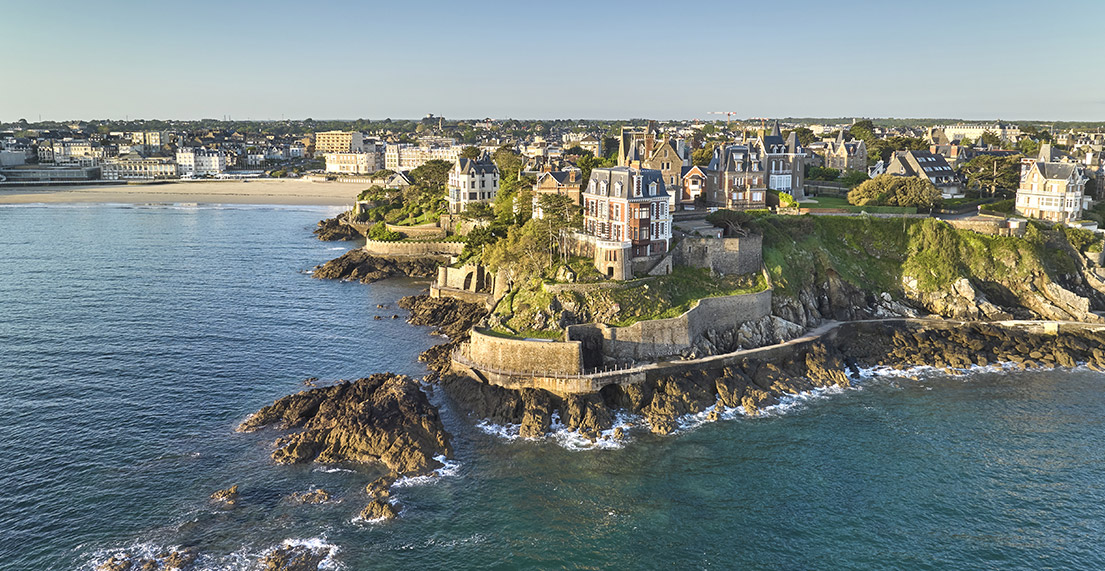 Vue aérienne de Dinanrd et de ses somptueuses villas en bord de falaise