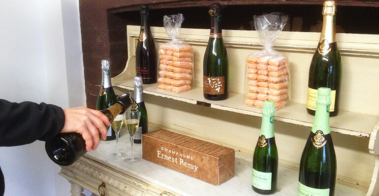 Des bouteilles de champagnes sont présentée sur un plan de travail pour dégustation