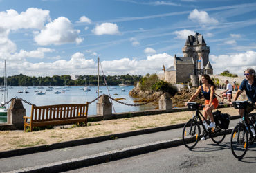 couple à vélo bord de Rance, Tour Solidor de Saint-Servan, un banc face aux bateaux