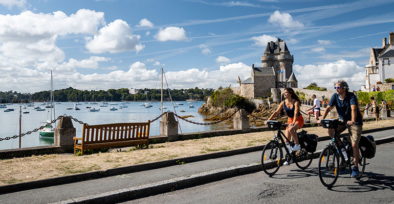 couple à vélo bord de Rance, Tour Solidor de Saint-Servan, un banc face aux bateaux